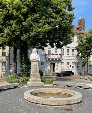 ケーテンにあるバッハ像（筆写提供）